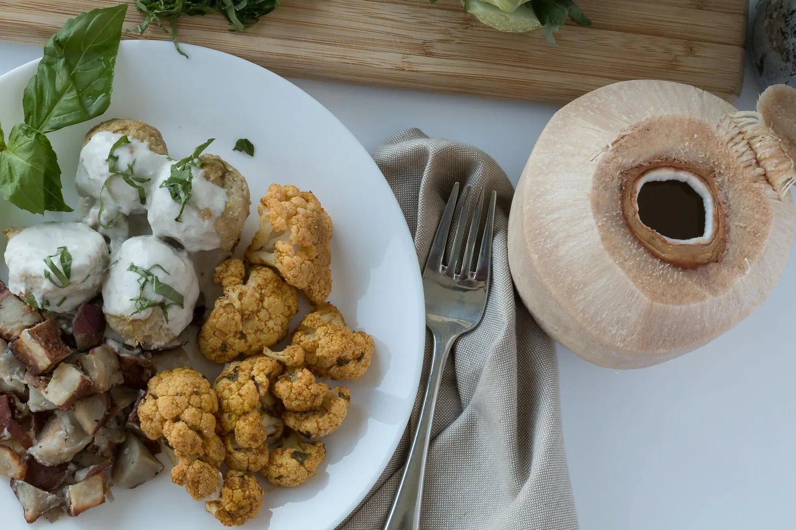 Allergiaystävällinen ateria lautasella ja raikkaita lisukkeita