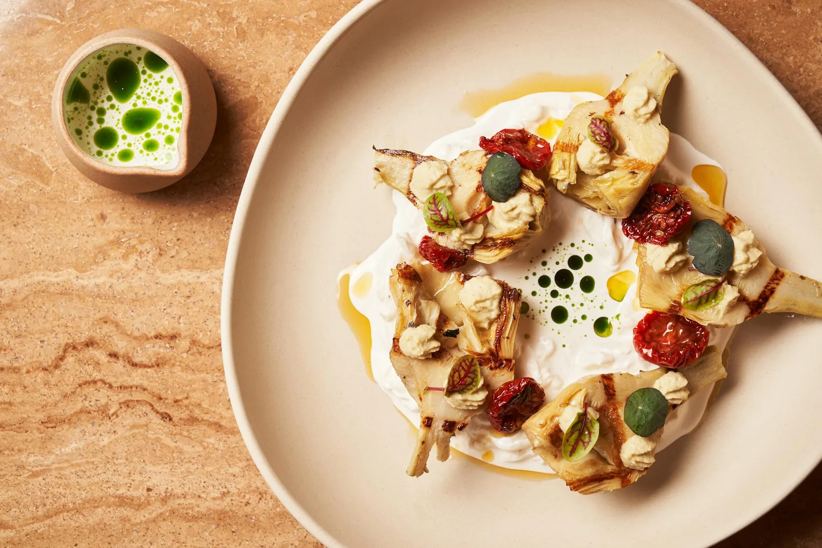 Artisokka toimii parhaiten silloin, kun sen maku saa rinnalleen happoa, oliiviöljyä ja jotakin suolaista tai yrttistä