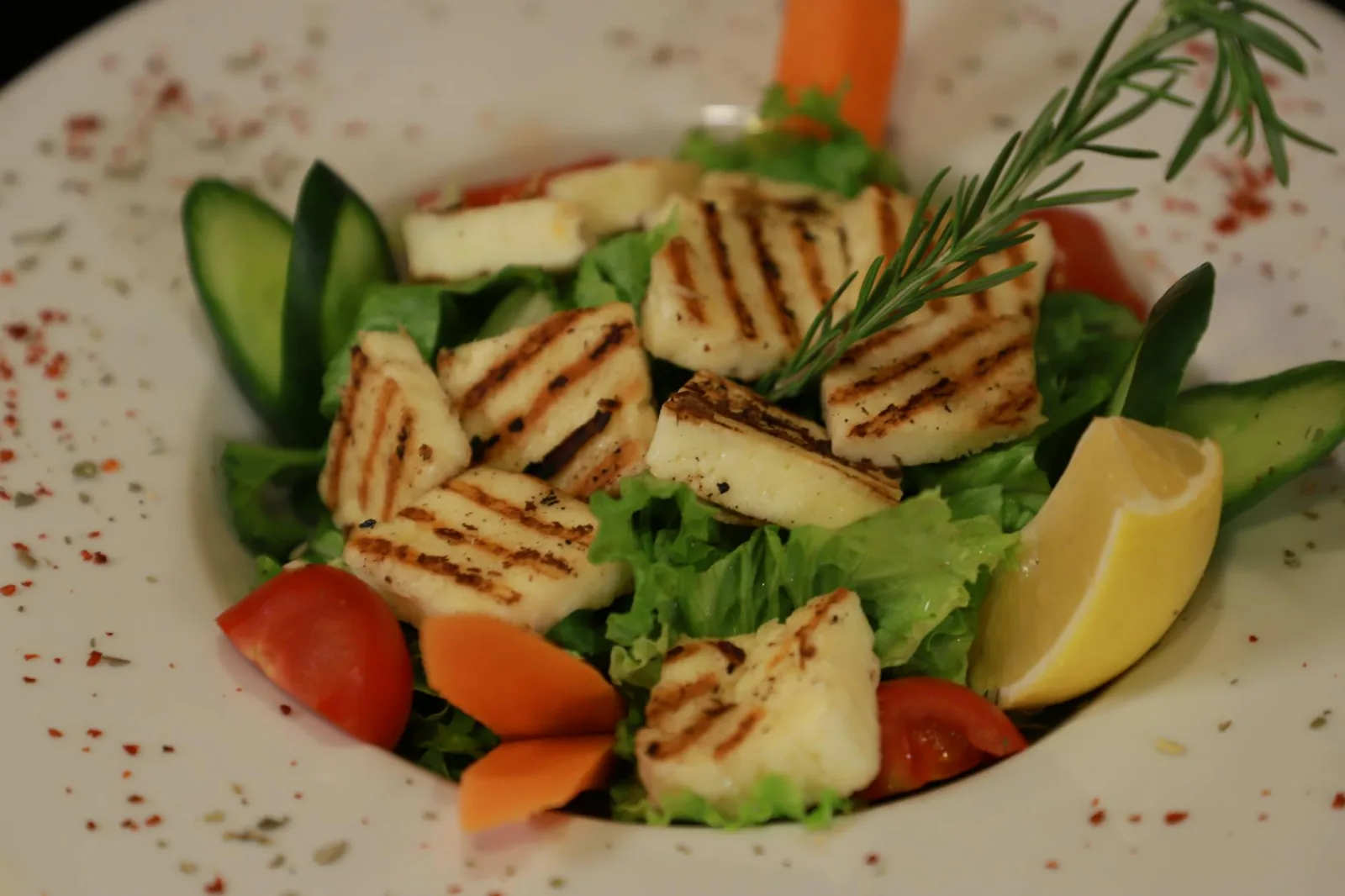 Grillattu halloumi toimii parhaiten, kun mukana on myös raikkautta, happoa ja kunnolla rakennetta