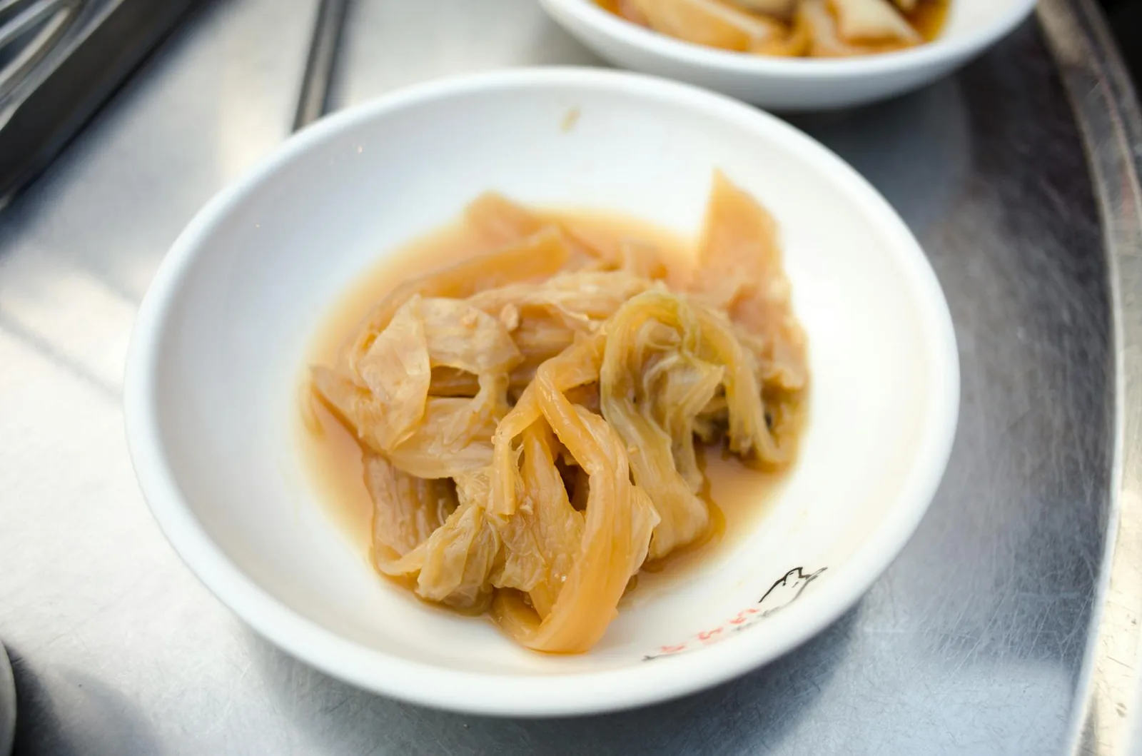 Hapankaalin vahvuus on usein siinä, että se tuo annokseen sekä happamuutta että fermentoidun lisän ilman raskasta valmistelua