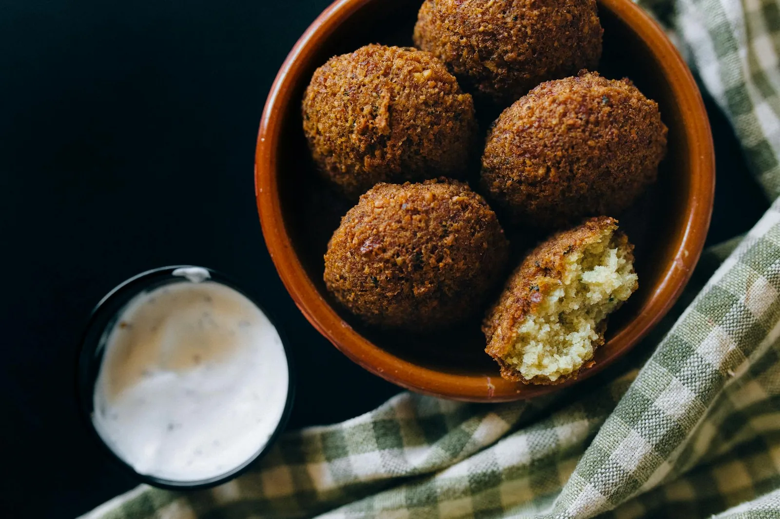 Falafel palkitsee kunnollisen ruskistuksen. Kun pinta saa väriä, myös maku nousee heti ihan eri tasolle.