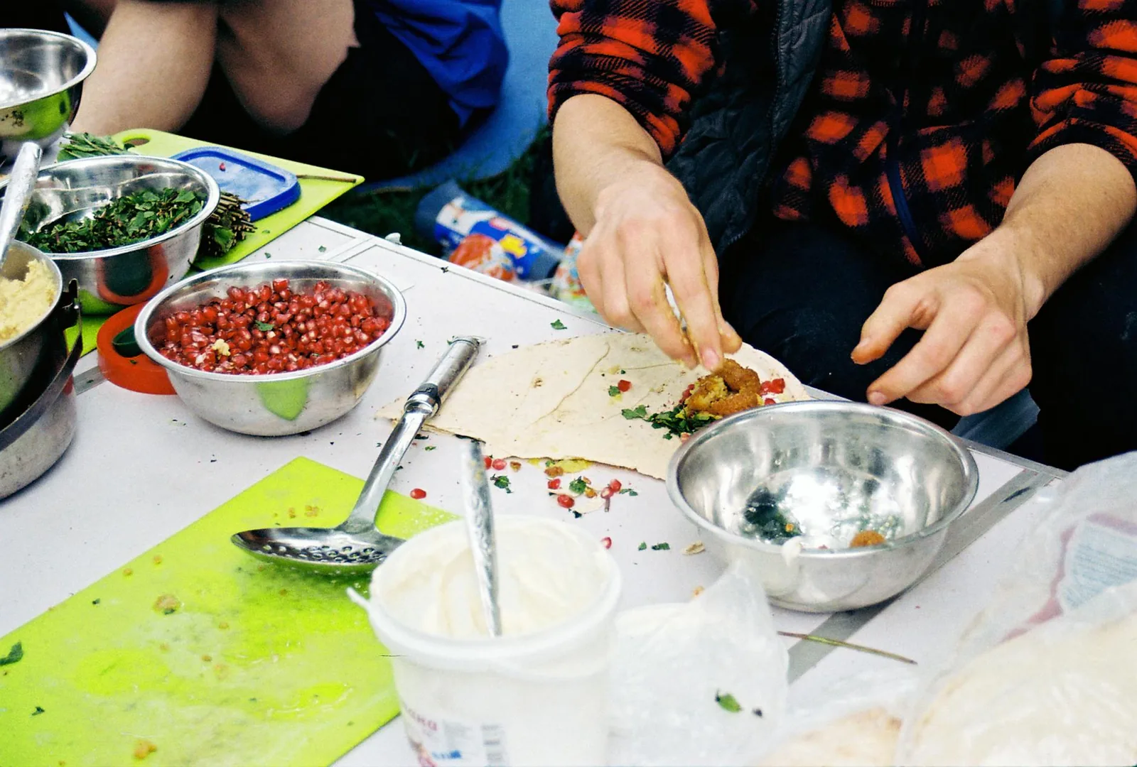 Falafel toimii erityisen hyvin wrapissa tai kulhossa, jossa mukana on sekä kastiketta että jotakin hapanta vastapainoksi.