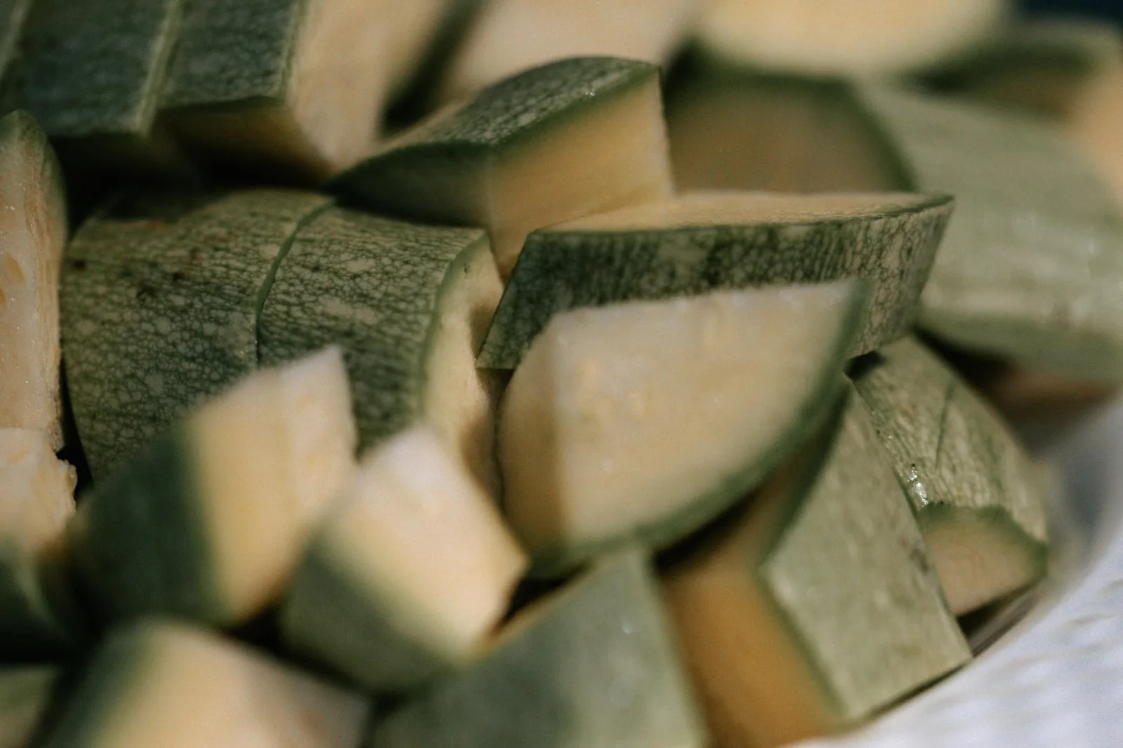 Kesäkurpitsasta saa nopeasti hyvän lisukkeen, kun sen kypsentää tarpeeksi kuumalla eikä hukuta sitä omaan nesteeseensä