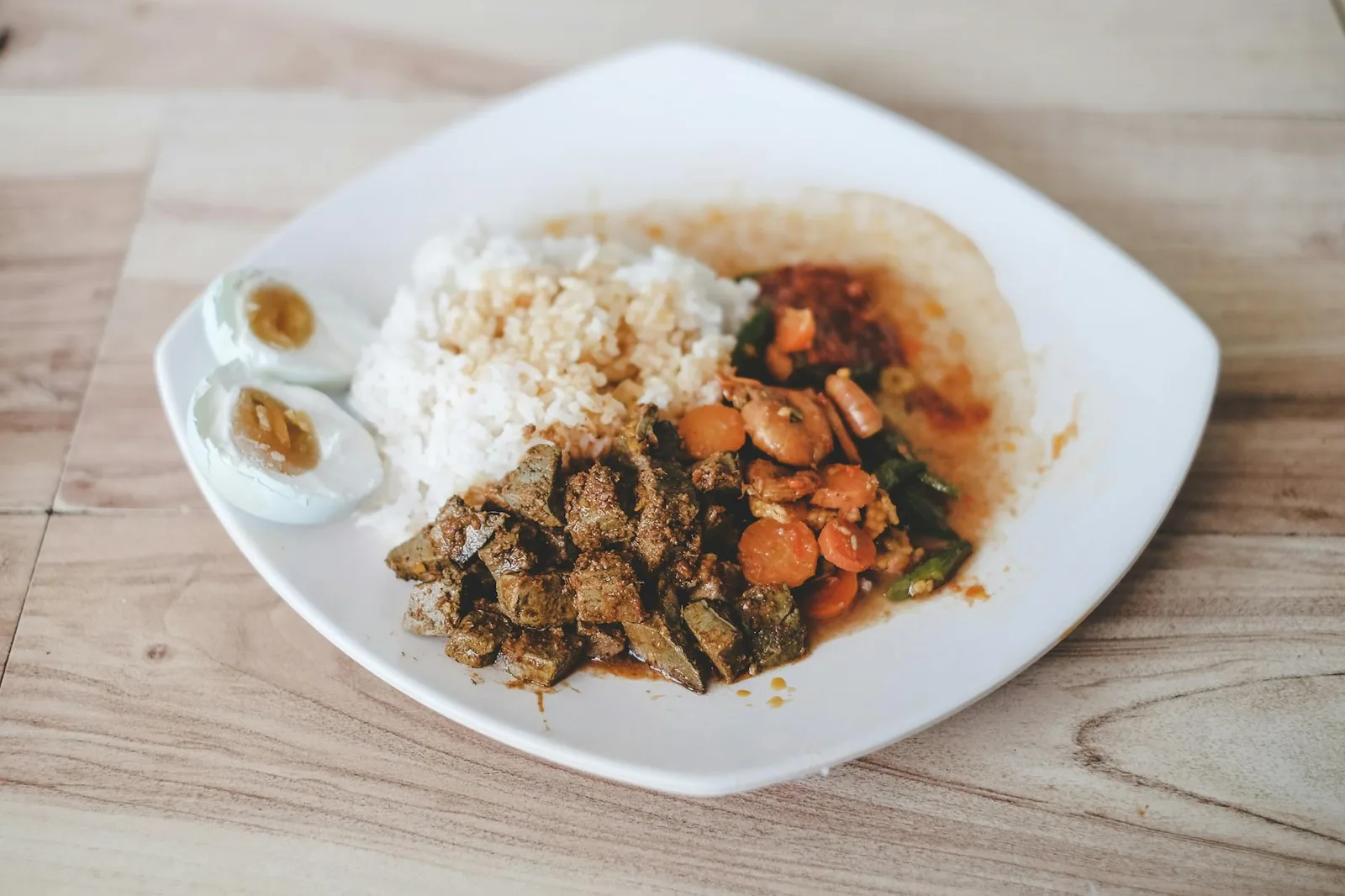 Koliinia saa käytännössä parhaiten proteiinipitoisista aterioista, joissa on kananmunaa, kalaa tai muita ravintorikkaita raaka-aineita