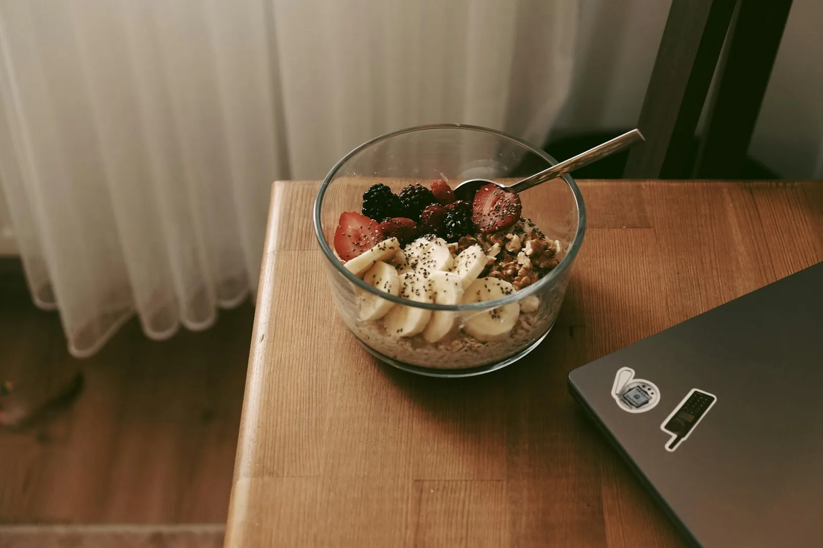 Banaani, kaura ja pähkinät toimivat käytännöllisenä pre-workout-välipalana ennen salitreeniä.