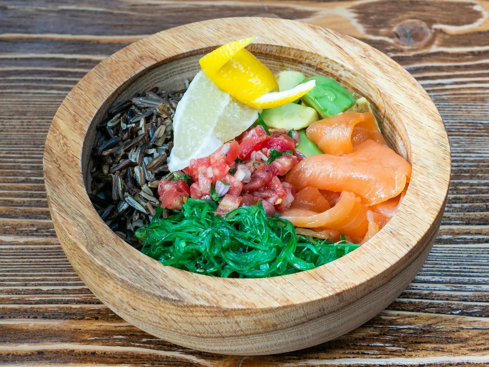 Poke bowl toimii parhaiten silloin, kun kulhossa on kunnolla väriä, rakennetta ja yksi selkeä kastike joka sitoo kaiken yhteen