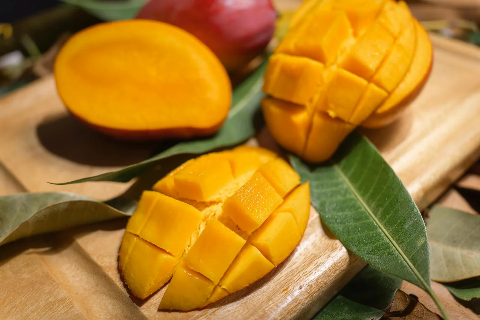 Tuore mango antaa rahkalle makeutta, väriä ja raikkaan maun.