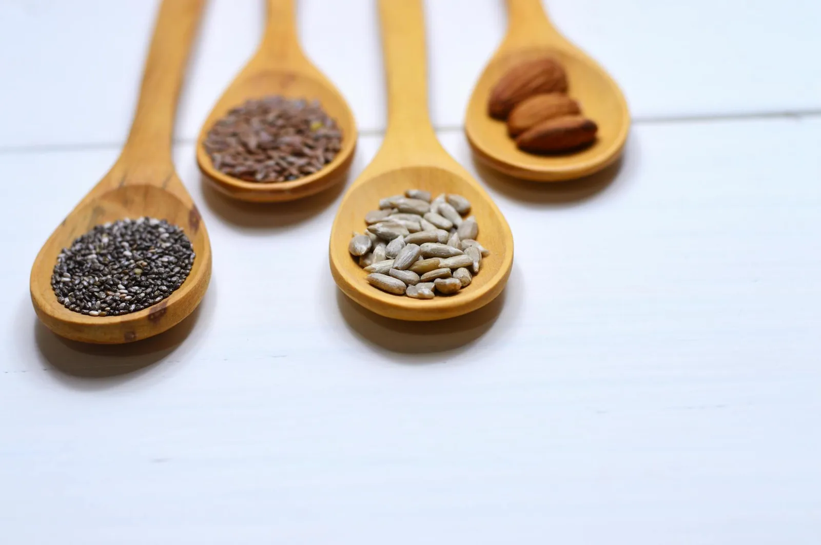 Chia-siemeniä, pellavansiemeniä ja saksanpähkinöitä kasvikunnan omega-3-lähteinä