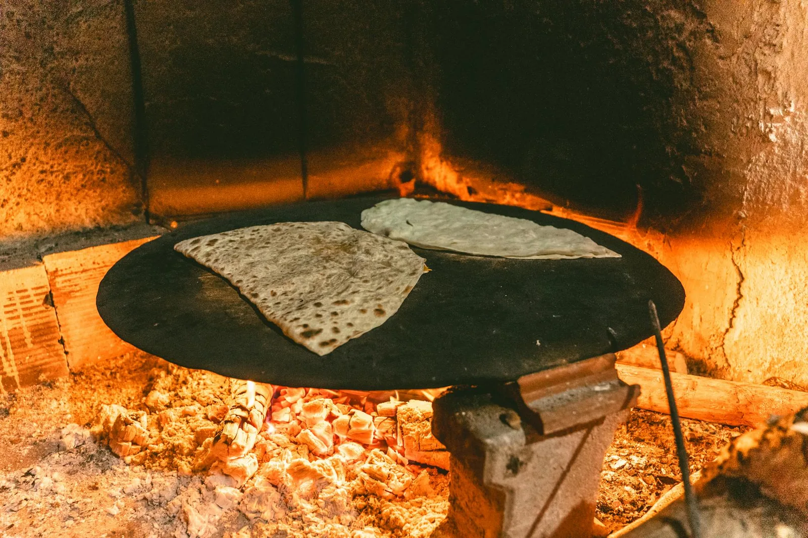 Tuore rieska toimii parhaiten, kun sen tarjoilee lämpimänä ja pitää täytteet tarkoituksella melko yksinkertaisina.