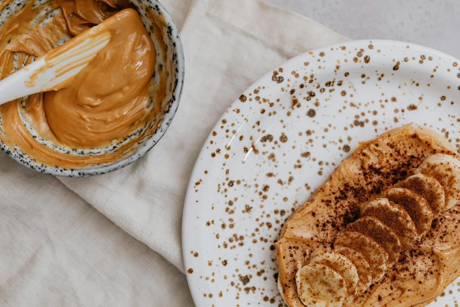 Pähkinävoilla ja banaanilla täytetty nopea välipala leivän päällä