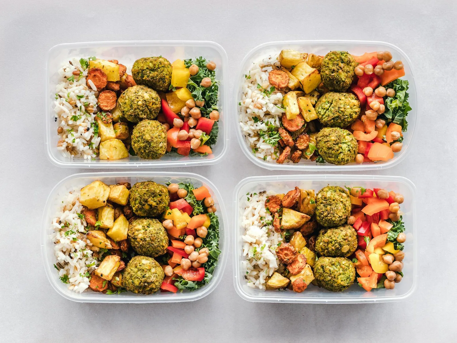 Valmiiksi annosteltuja terveellisiä lounaita meal prep -rasioissa painonhallinnan tueksi