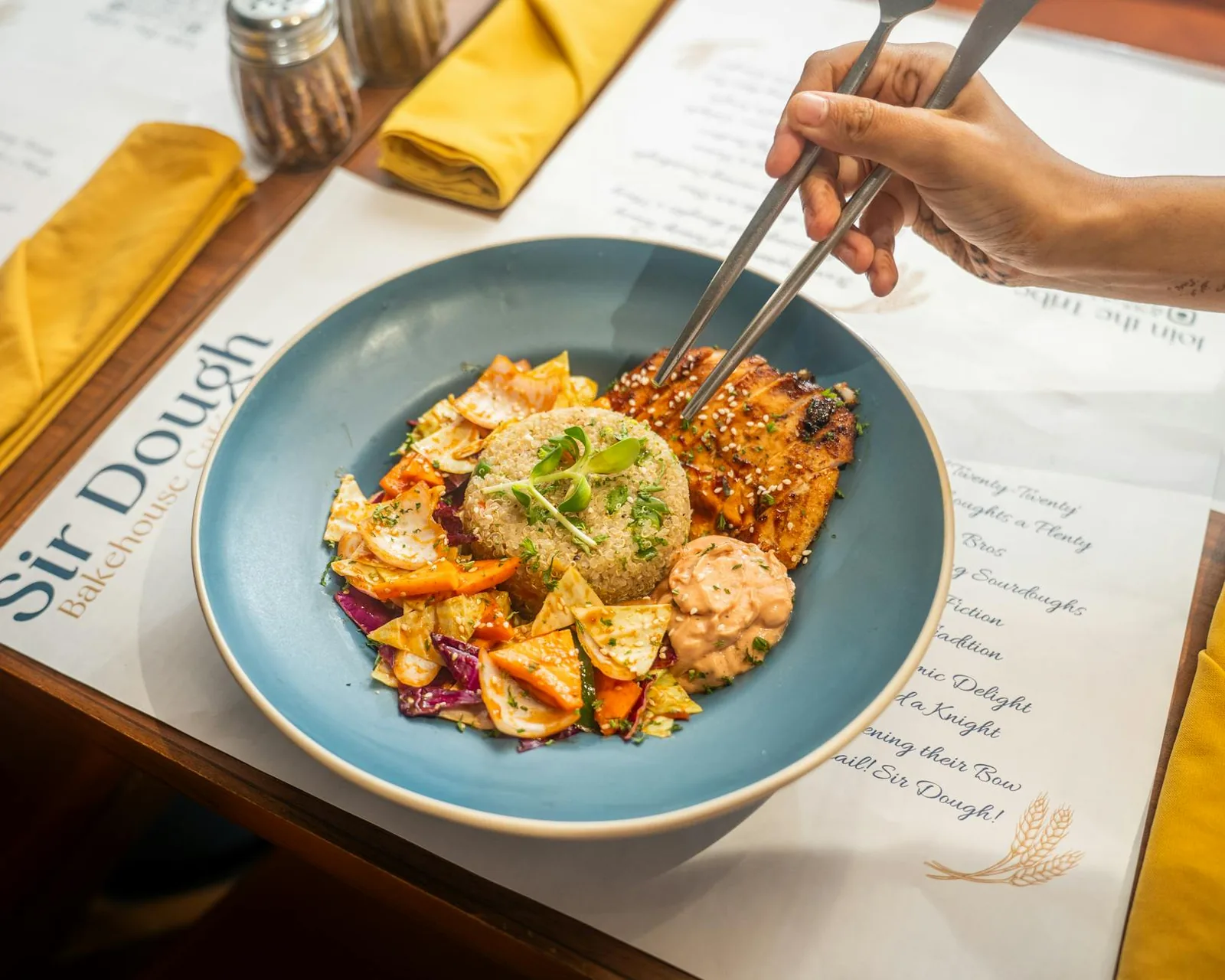 Proteiinipitoinen lounas, jossa on lohta ja kvinoaa