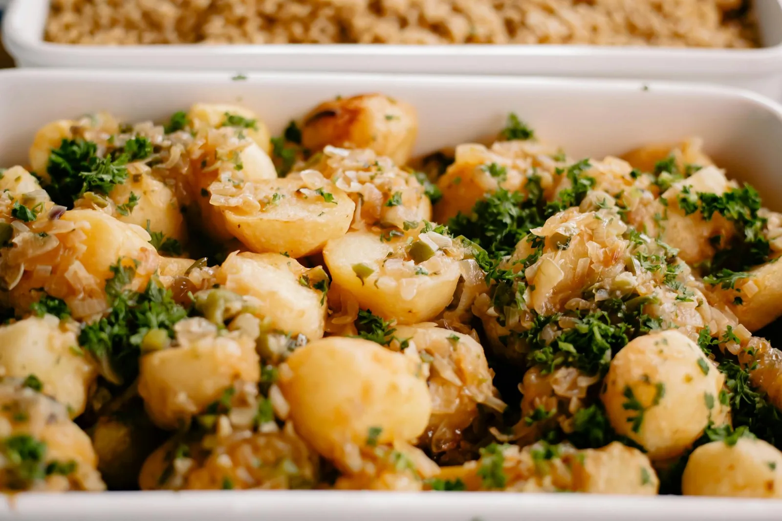 Keitetyt perunat, yrtit ja yksinkertaiset lisukkeet tekevät perunasta arkisen, ravitsevan ja edullisen hiilihydraatin lähteen.