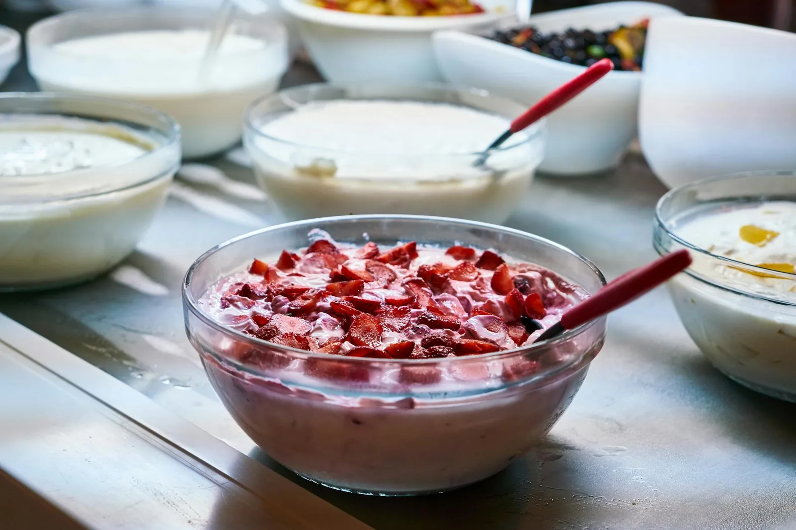 Viili, jogurtti, kaura ja marjat muodostavat helpon välipalan, jossa on proteiinia, kuitua ja happaman raikas maku.