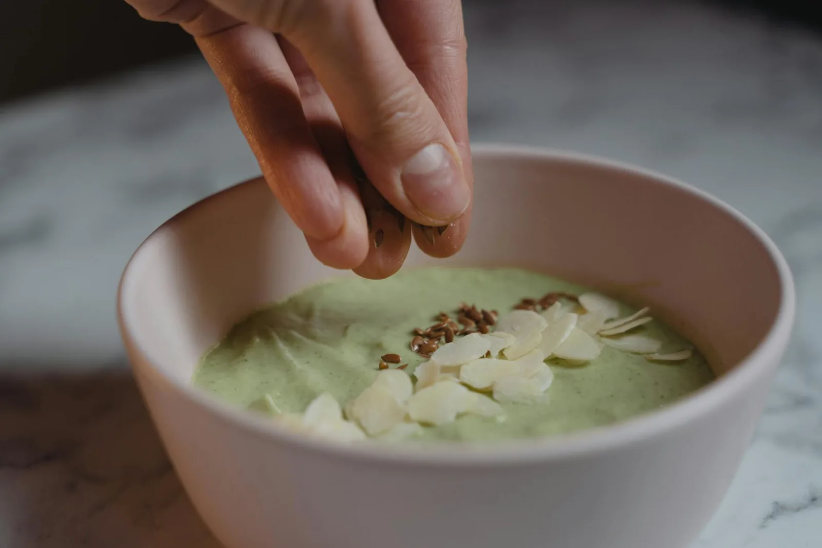 Kasvipohjainen smoothie ja siemenet sopivat proteiinijauheen vegaaniseen käyttötapaan.
