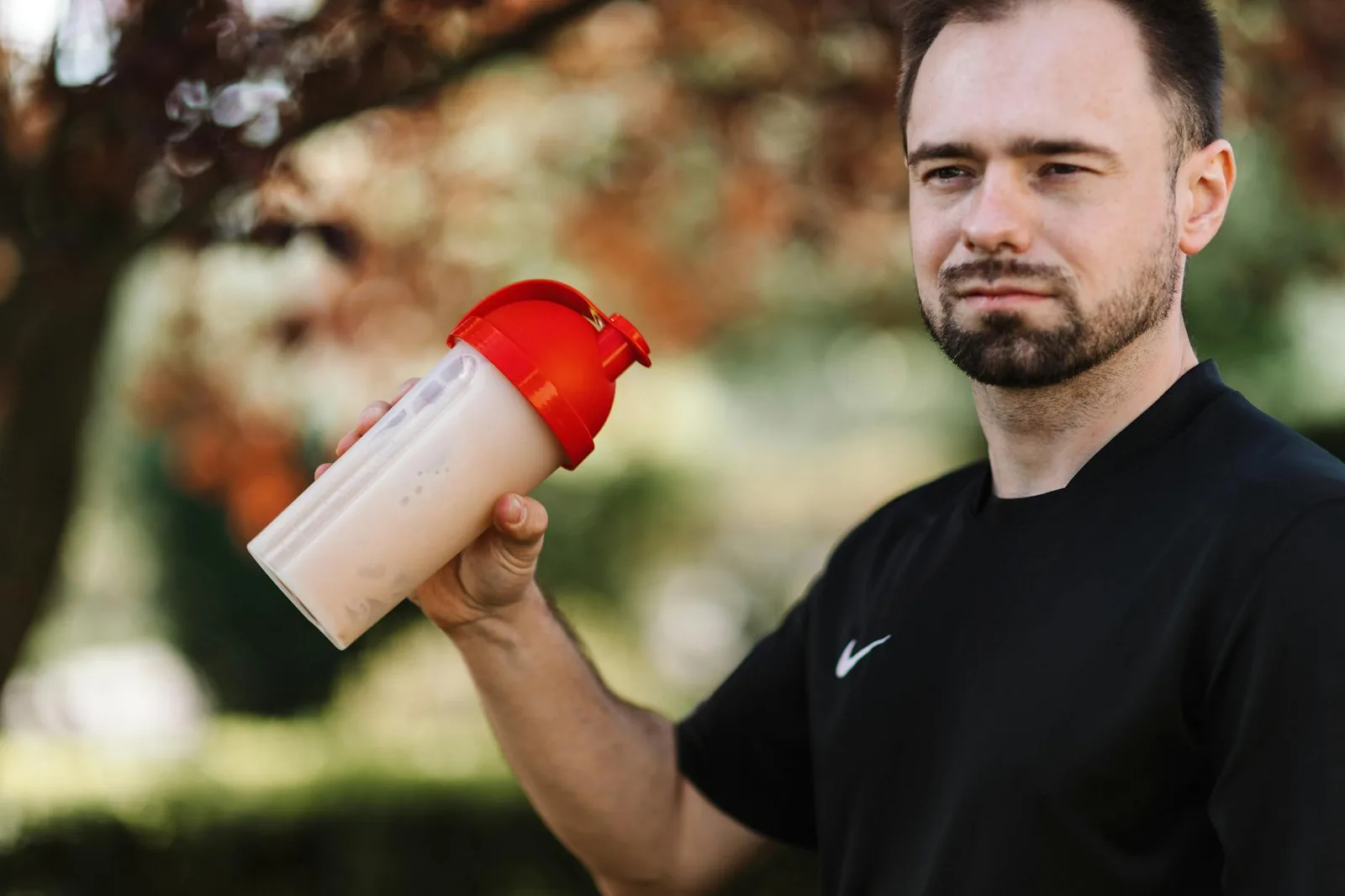 Heraproteiinijauhe ja shaker tekevät treenin jälkeisestä palautusjuomasta nopean valmistaa.
