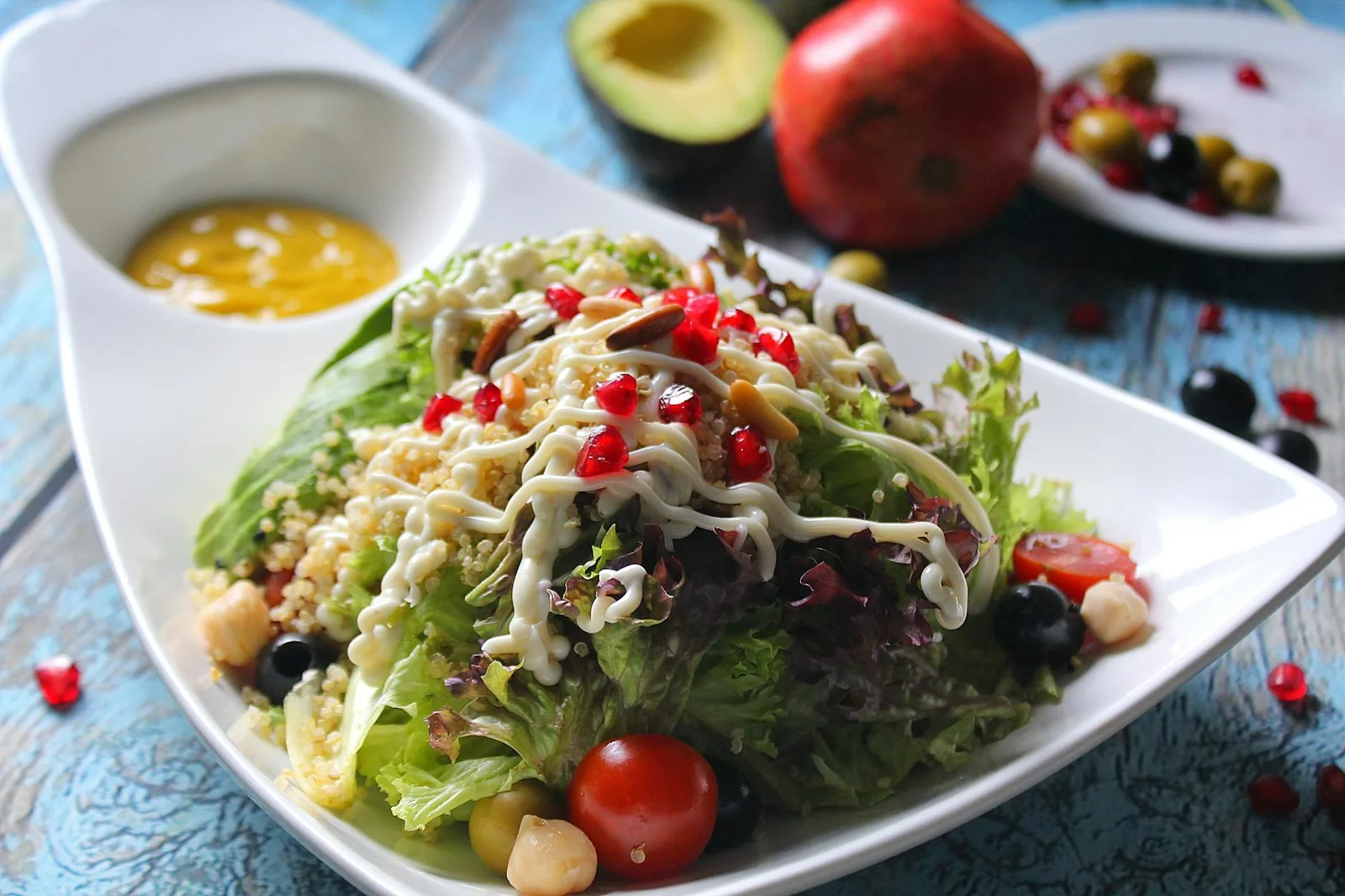 Hyvä lounassalaatti ei tarvitse kymmentä kastiketta, vaan tasapainon happaman, suolaisen ja raikkaan välillä