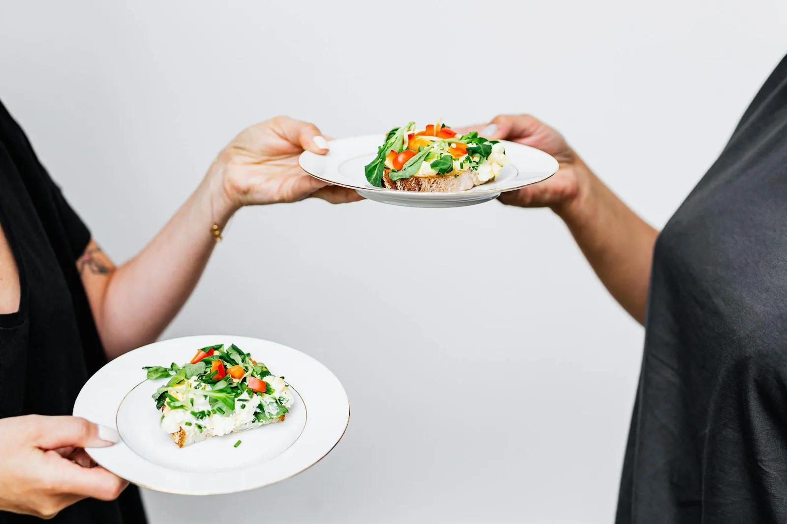 Raejuustoa proteiinipitoisen leivän ja kasvisten kanssa