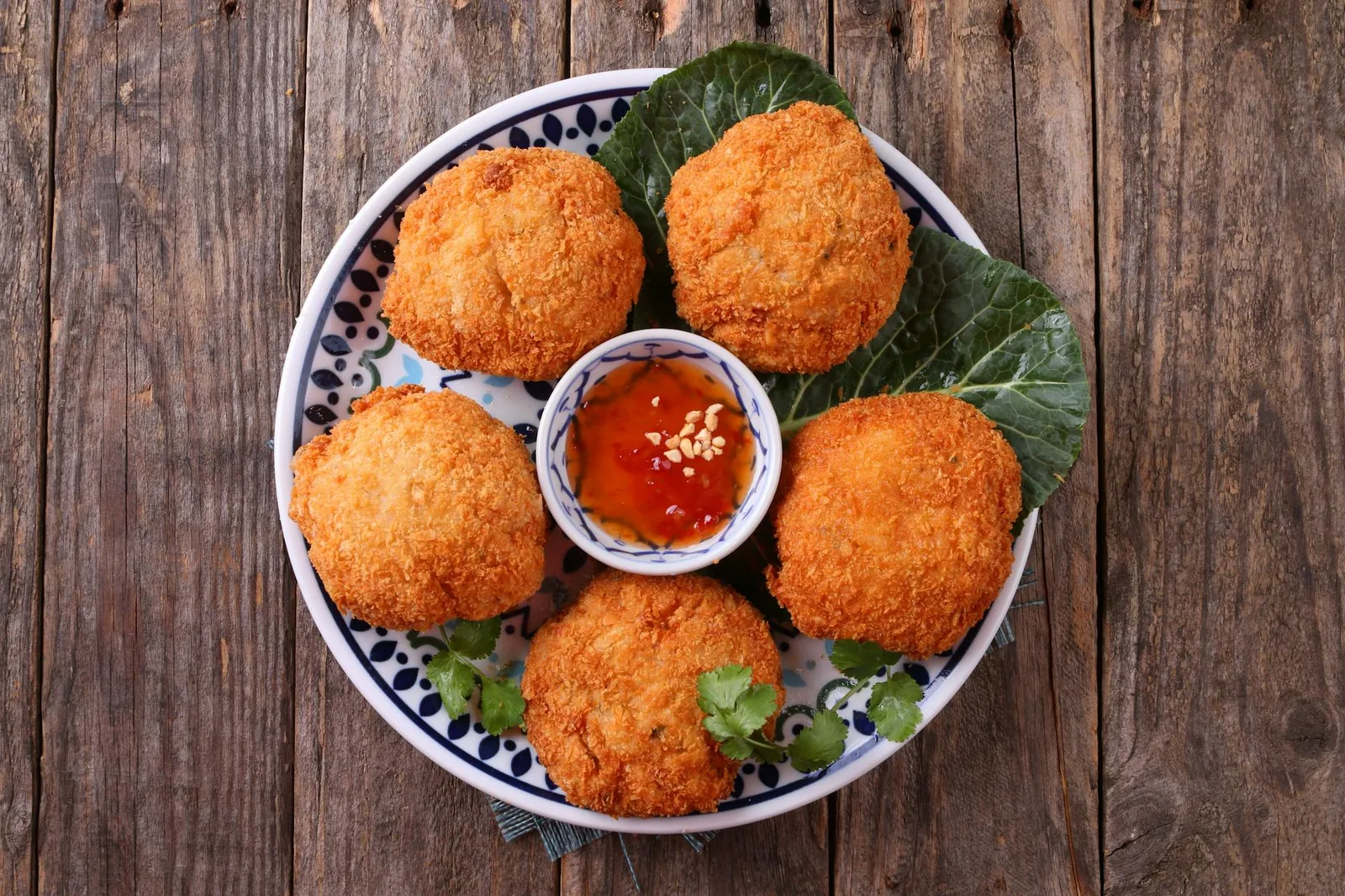 Kalapihvitaikina pysyy paremmin kasassa, kun kala hienonnetaan karkeasti ja ylimääräinen neste poistetaan ennen sekoittamista.