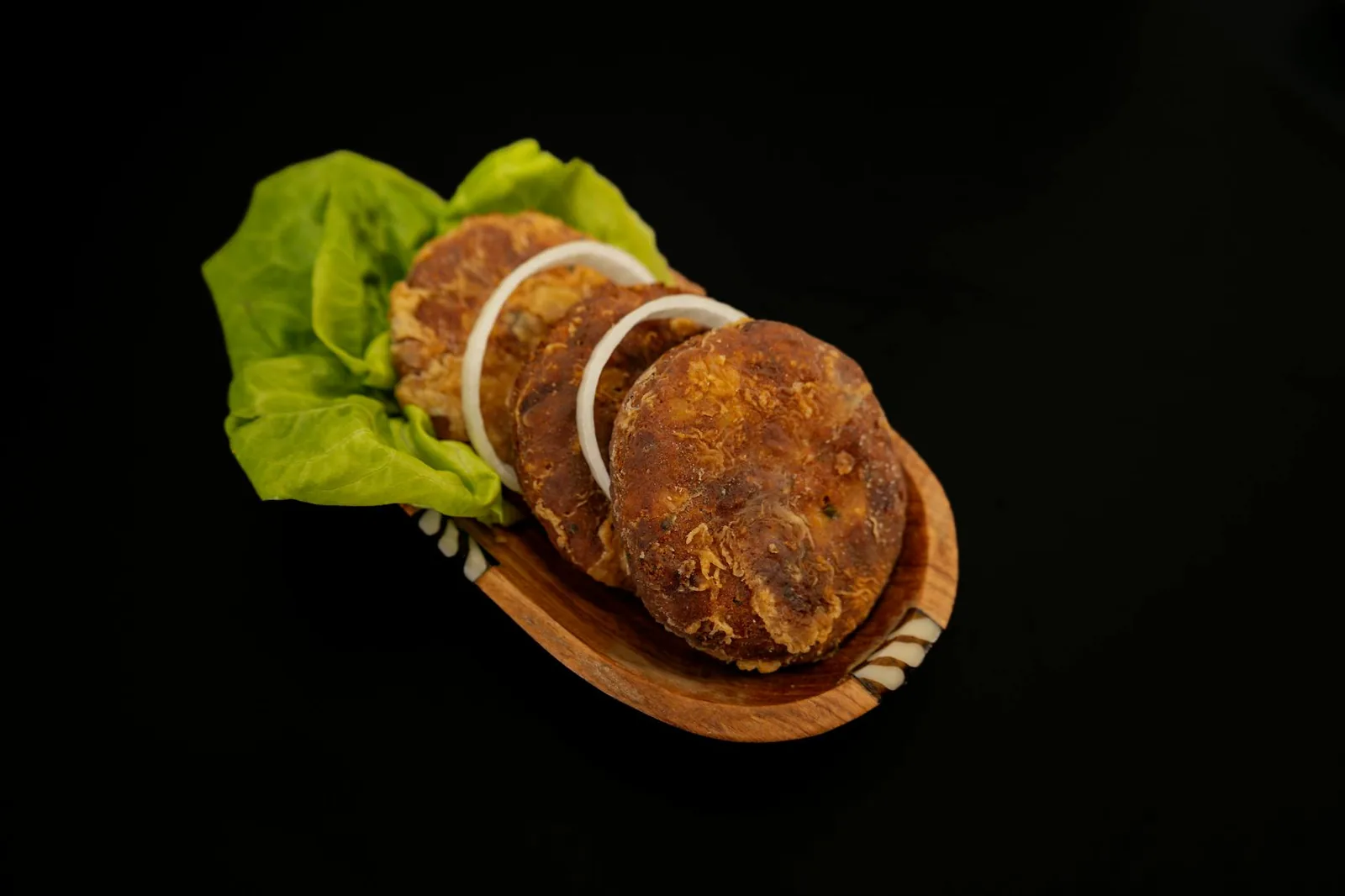 Kalapihvit toimivat parhaiten raikkaan salaatin, perunan tai jogurttikastikkeen kanssa, jolloin annos pysyy kevyenä mutta kylläisenä.