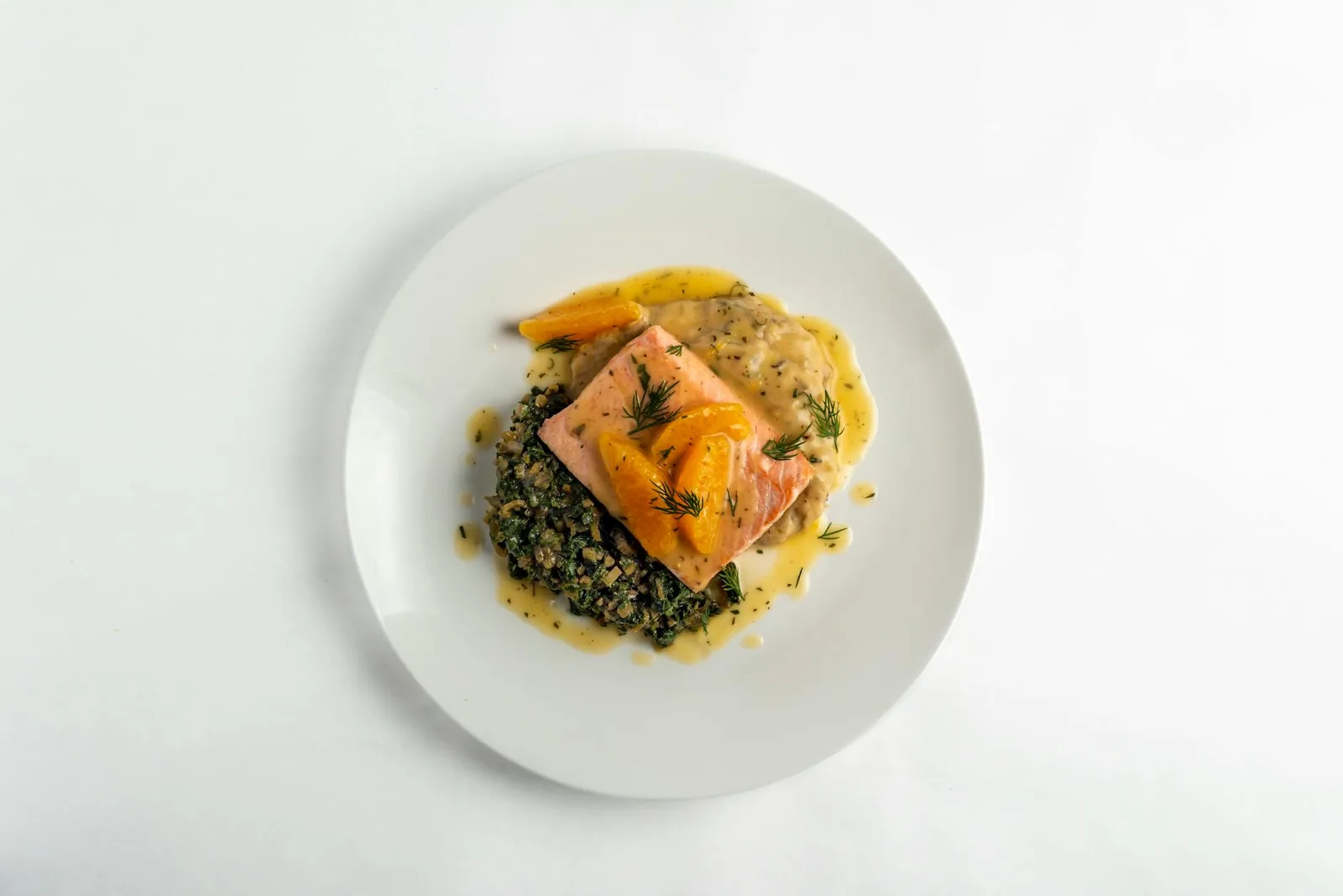 Lohi ja muut rasvaiset kalat tuovat omega-3-rasvahappoja, proteiinia ja D-vitamiinia palautumisen tueksi.