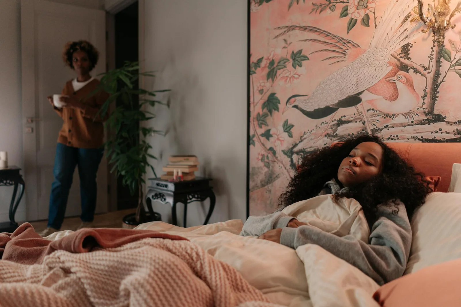 Rauhallinen iltajuoma voi olla kofeiiniton tee, lämmin maito tai maustettu vesi. Olennaista on rutiini, ei taikuus.