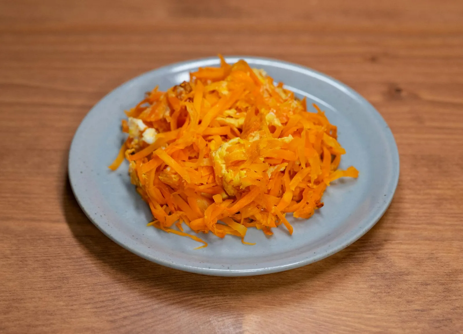 Porkkanaa ja kananmunaa sisältävä annos A-vitamiinin ja beetakaroteenin lähteiksi silmien terveydelle