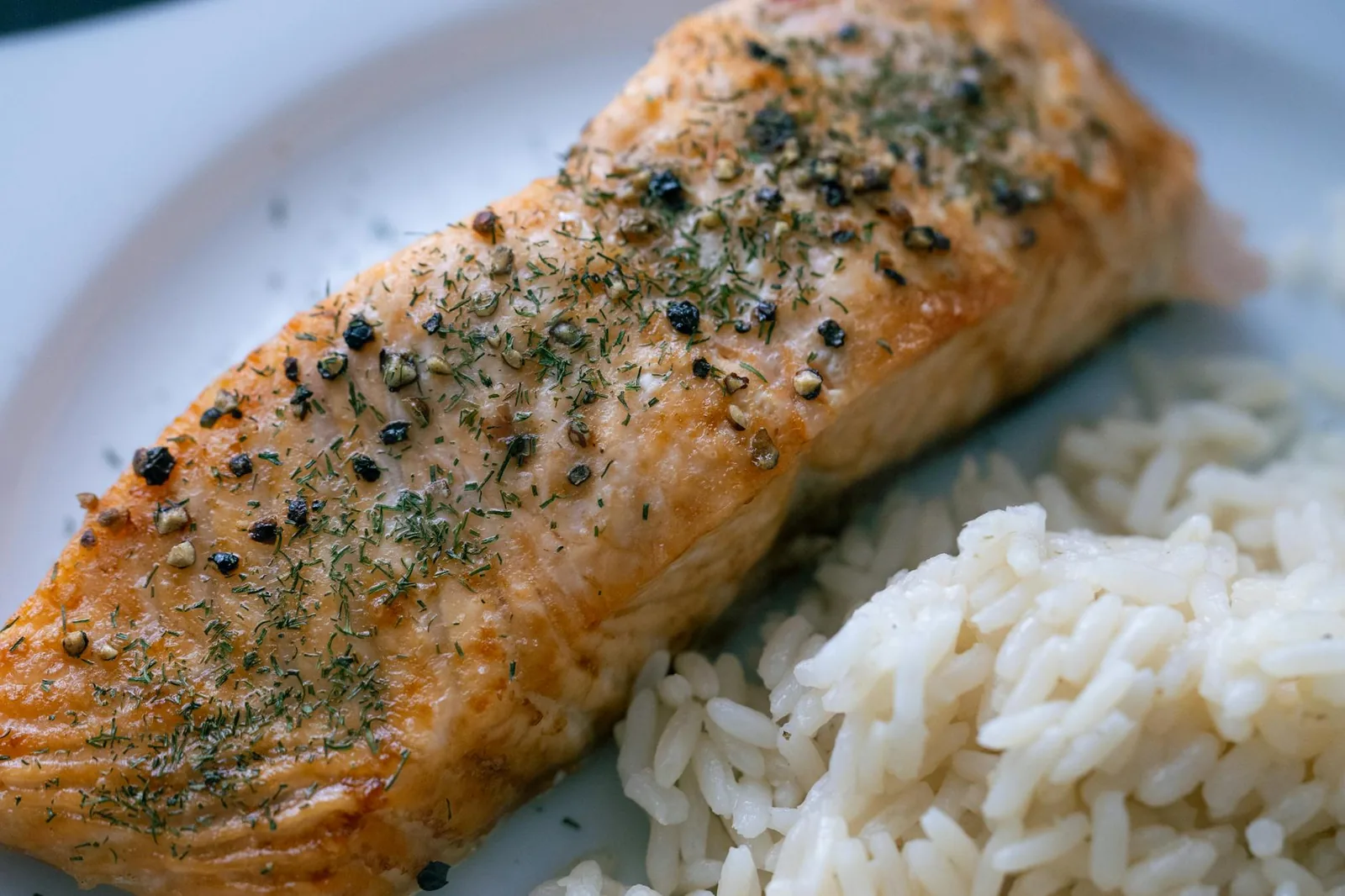 Lohiaterian omega-3-rasvahapot tukevat verkkokalvoa ja kyynelnesteen laatua