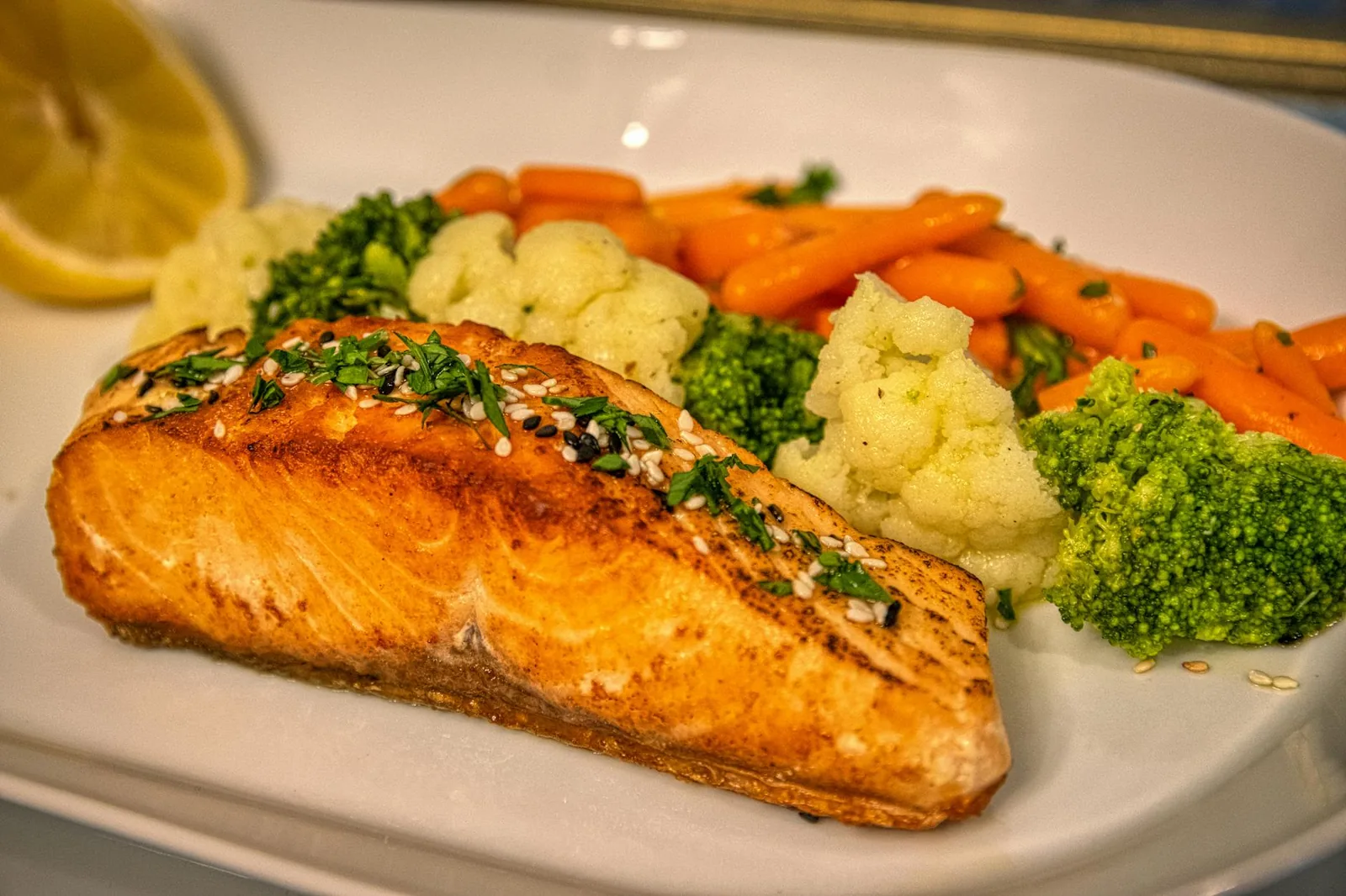 Omega-3-rasvaa sisältävä kala, kasvikset ja täysipainoinen ateria tukevat ihon hyvinvointia paremmin kuin satunnaiset ihmekuurit.