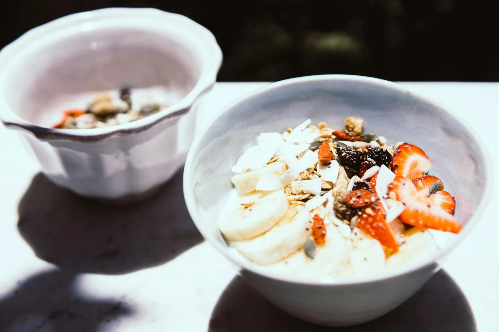 Jogurtti, banaani ja pähkinät kevyenä iltapalana ennen nukkumaanmenoa
