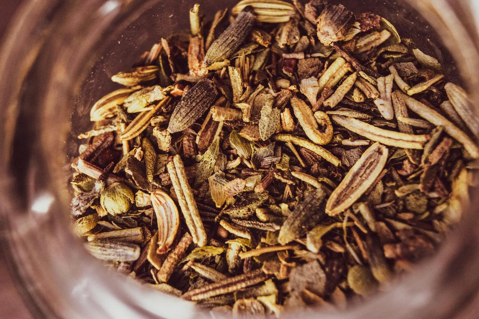 Rosmariini ja timjami toimivat myös kuivattuina, kunhan niitä käytetään tarkoituksella eikä vain ripotella toivon vuoksi jokaiseen kattilaan.