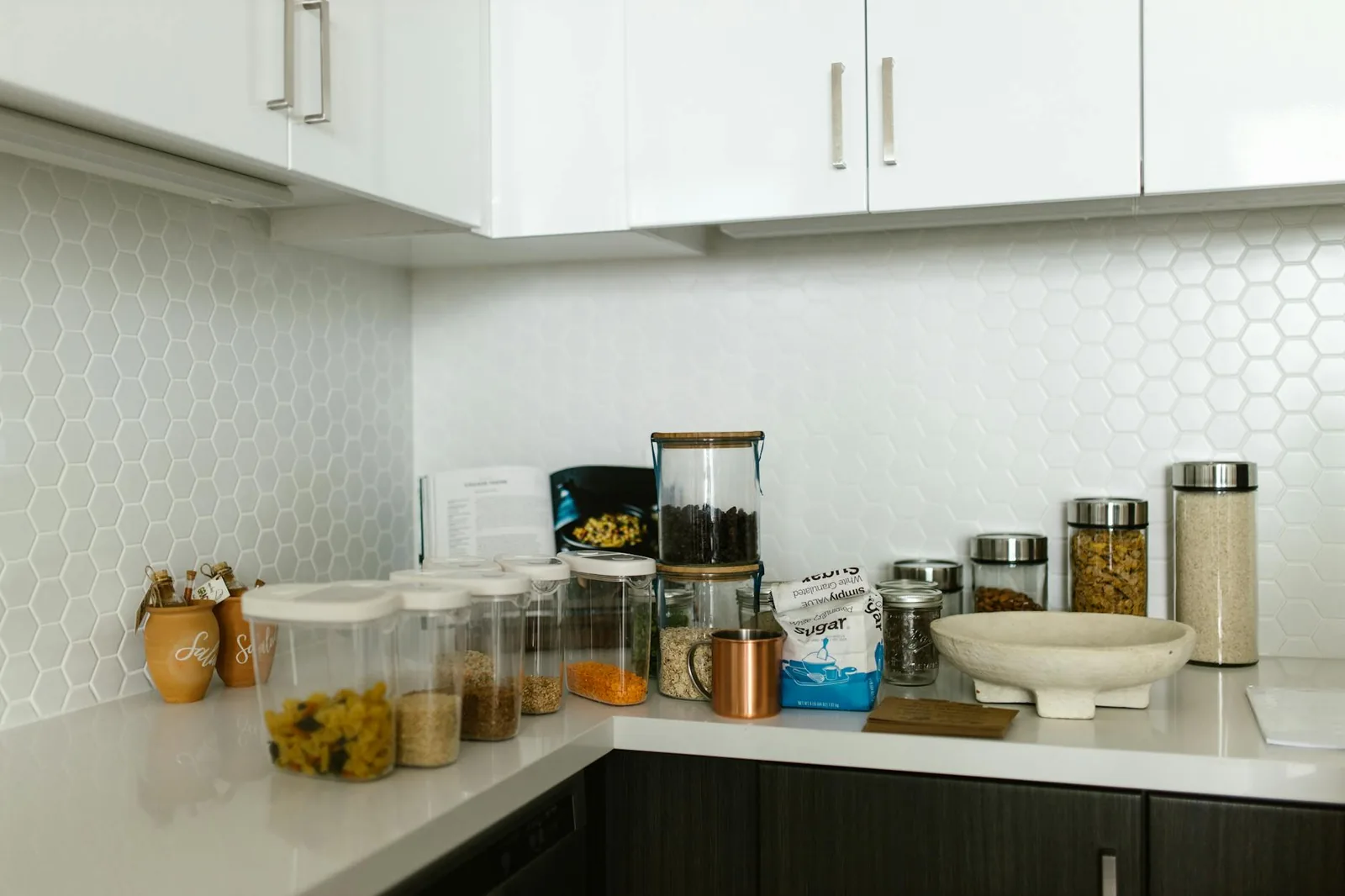 Ruokakaapin siivouksessa iso hyöty syntyy siitä, että vanhat ja epäilyttävät tuotteet tunnistetaan kerralla eikä vasta ruoanlaiton keskellä