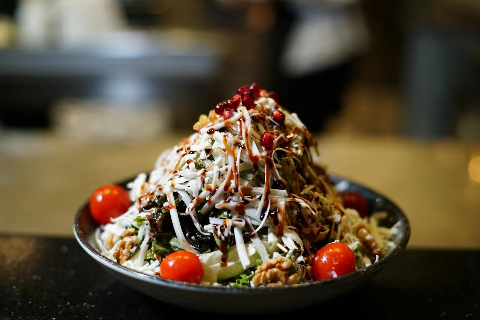 Saksanpähkinä ei tee salaatista terveellistä yksin, mutta se voi tehdä siitä selvästi täyttävämmän, maukkaamman ja ravitsemuksellisesti järkevämmän.