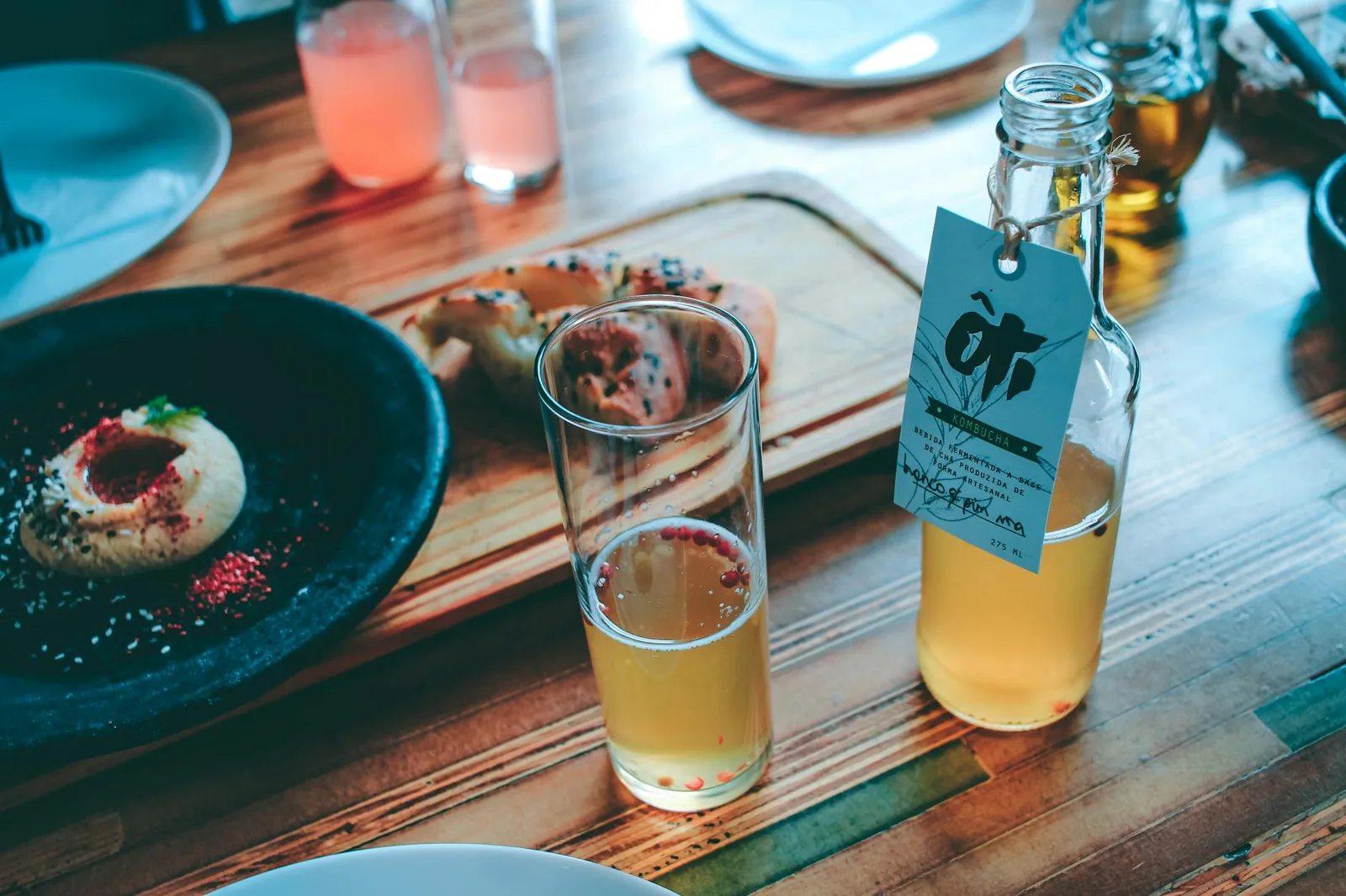 Kombucha lasissa osana fermentoitujen ruokien valikoimaa