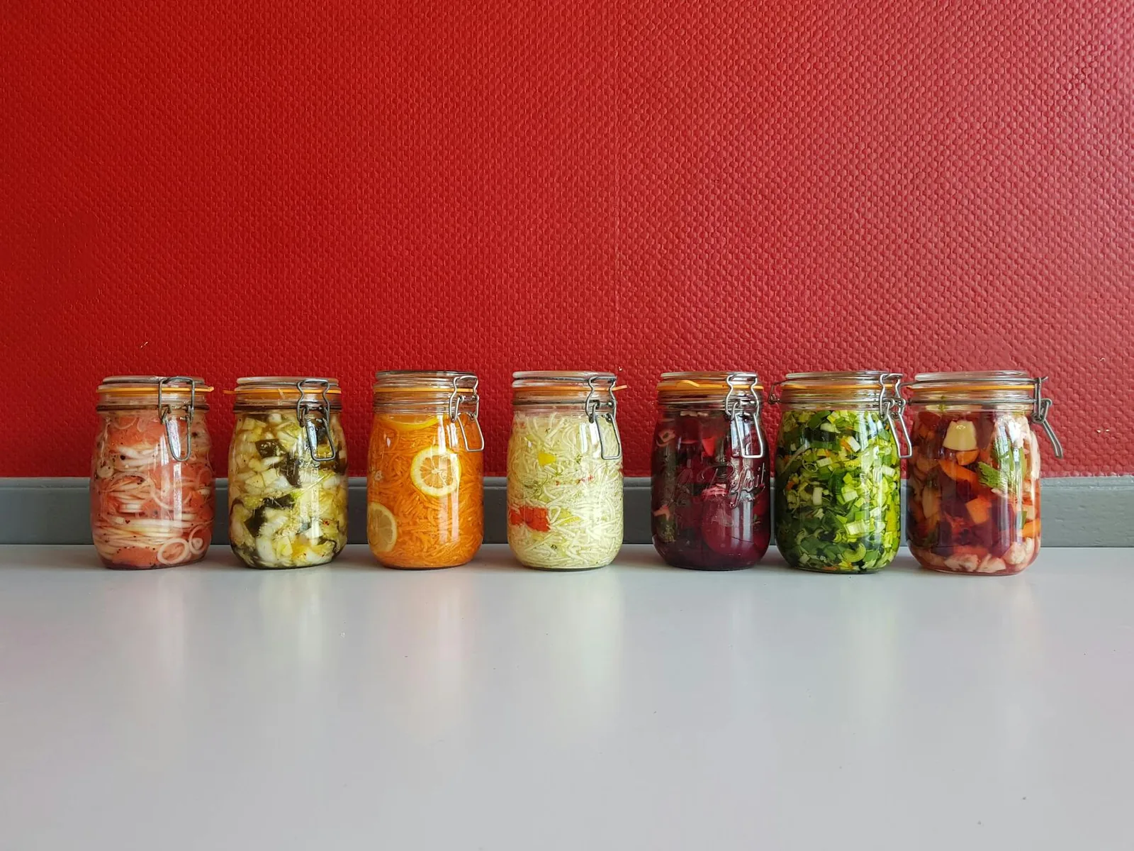 Fermentoidut kasvikset purkeissa muistuttavat, että suoliston tukeminen alkaa arkisista ruokavalinnoista.
