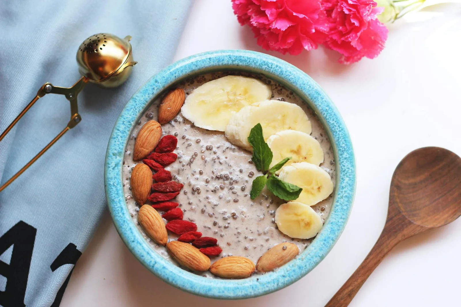 Chia-siemenet, pähkinät ja muut ravintotiheät lisät aamupalan tai smoothien täydentäjiksi