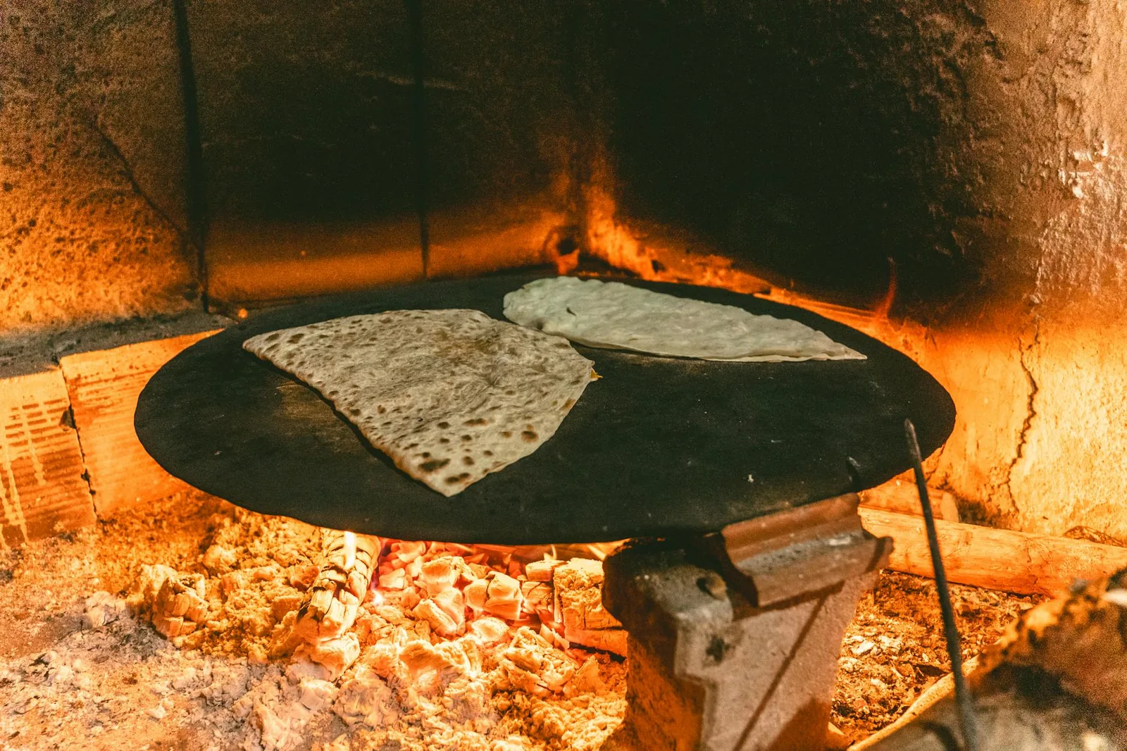 Injera-tyyppiset hapatetut litteät leivät ovat tunnetuin tapa käyttää teffiä, mutta sama jyvä taipuu myös moderniin arkileivontaan.