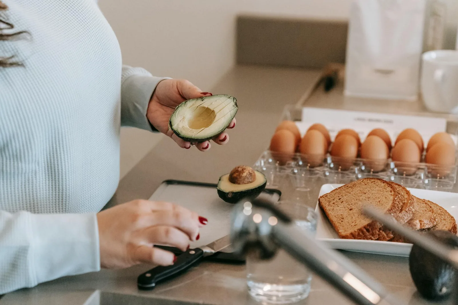 Avokadotoastit ja kananmunat tuovat brunssiin proteiinia ja pehmeitä rasvoja.