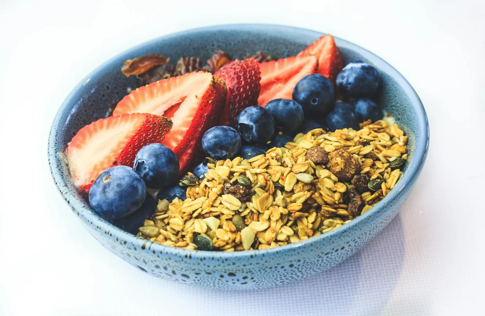Jogurtti, marjat ja kotitekoinen granola täydentävät brunssipöytää kuitupitoisesti.