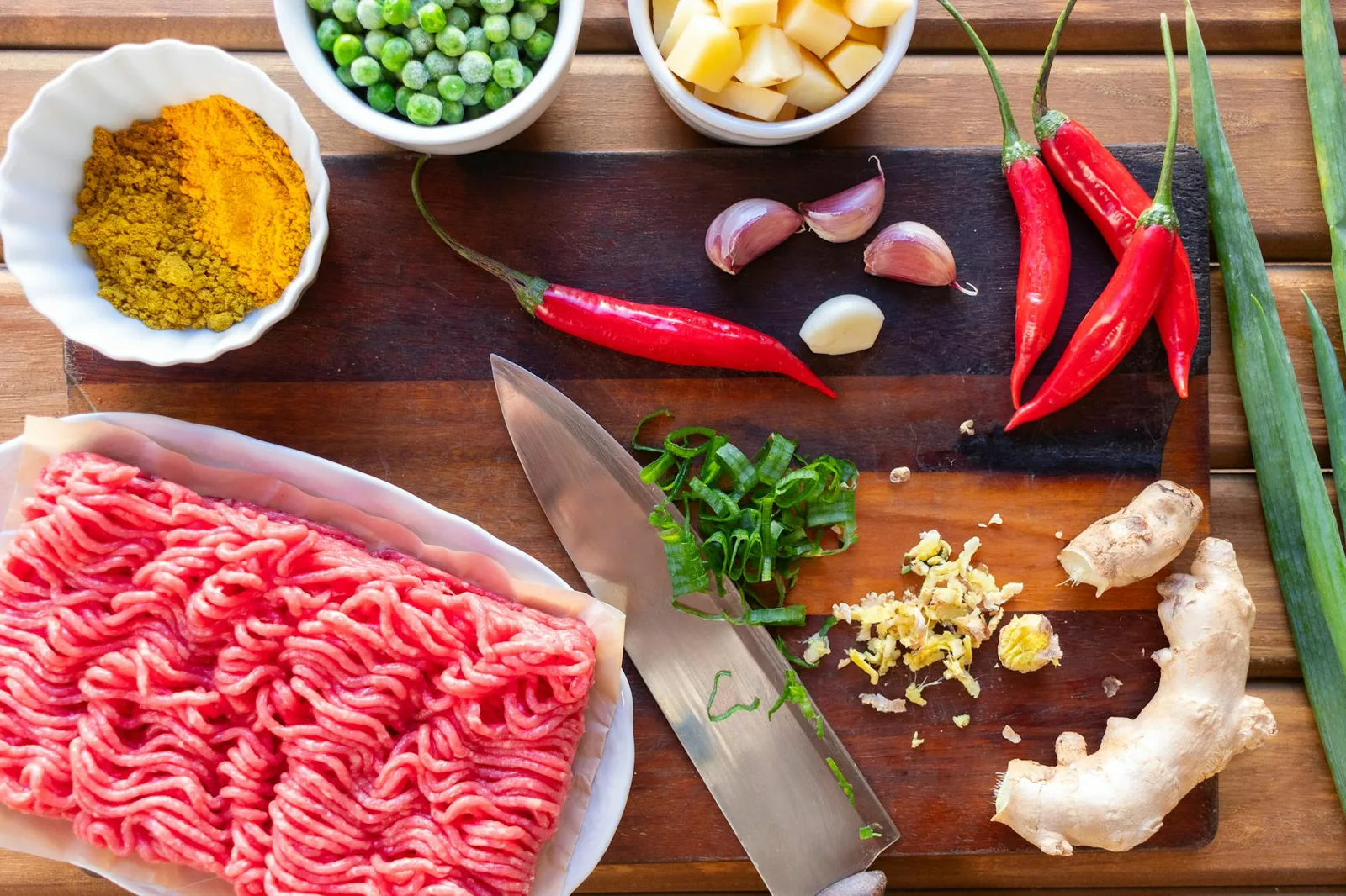 Vähärasvaisen chili con carnen ainekset: papuja, tomaattia ja mausteita