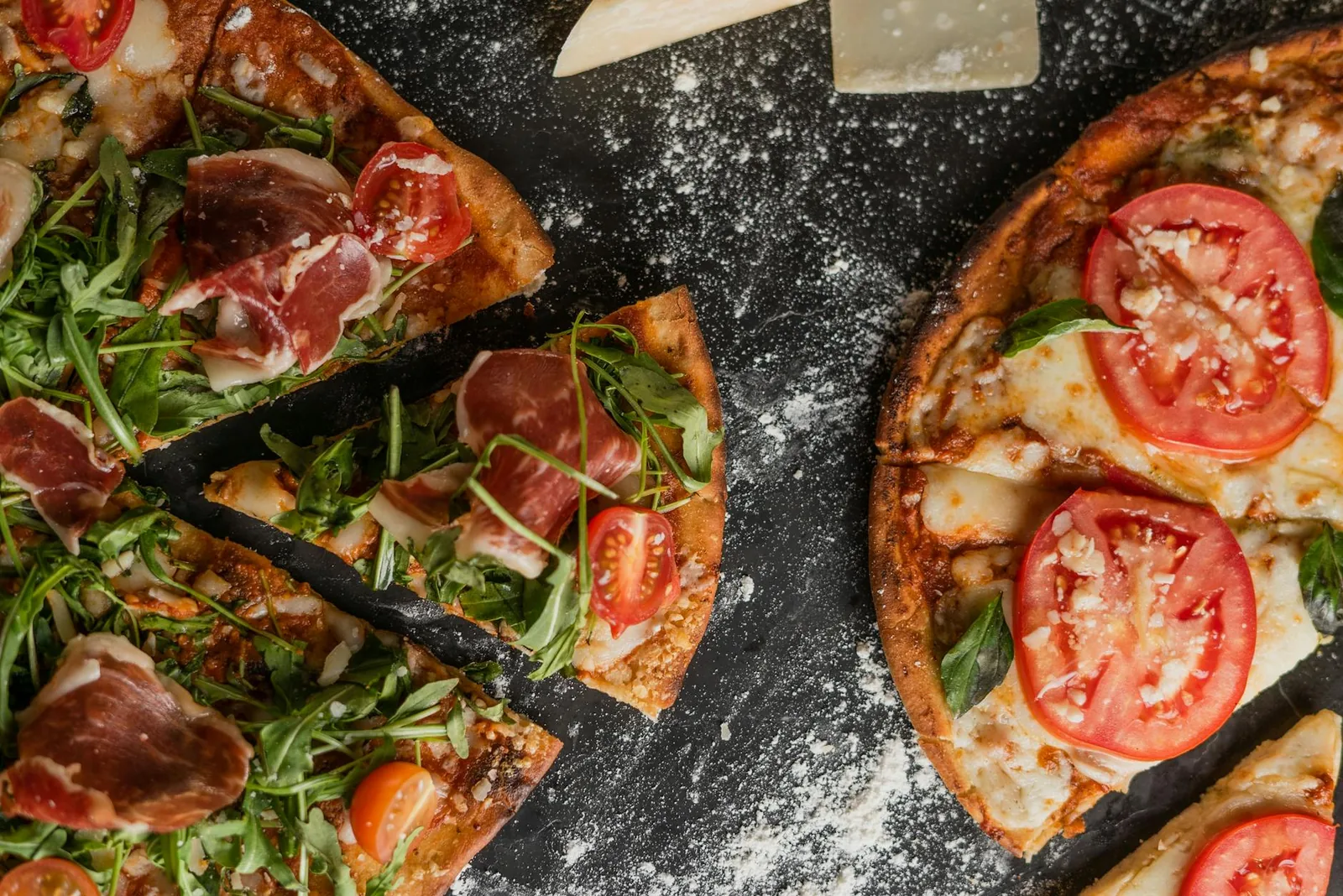 Kevyempi pizzapohja toimii parhaiten, kun täytteet pidetään yksinkertaisina ja paisto riittävän napakkana