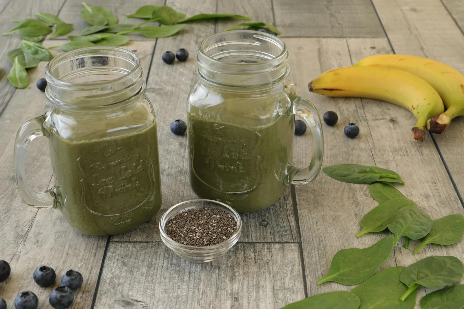 Vihersmoothie ja marjasmoothie tuoreilla raaka-aineilla