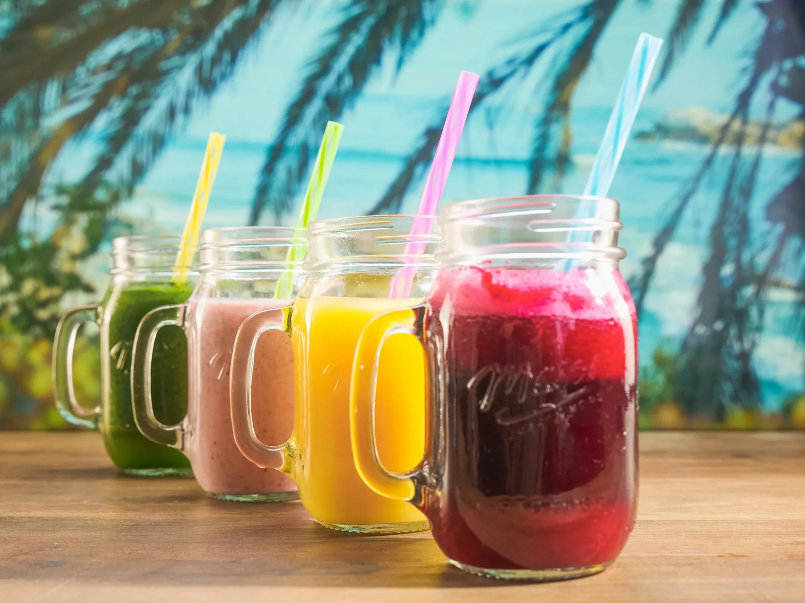 Smoothien raaka-aineita tehosekoittimessa valmiina sekoitettavaksi