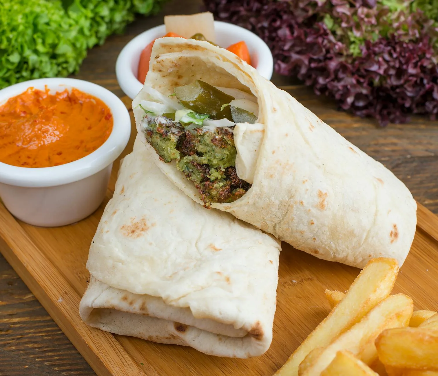 Hyvä wrap pysyy kasassa silloin, kun täytteet on pilkottu järkevästi ja kosteutta on hallittu – ei silloin, kun kaikki vain työnnetään tortillaan toivon voimalla.