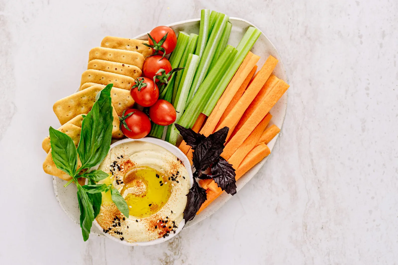 Hummus ja kasvistikut ovat kuitu- ja proteiinipitoinen välipala, joka ei vaadi kokkaamista