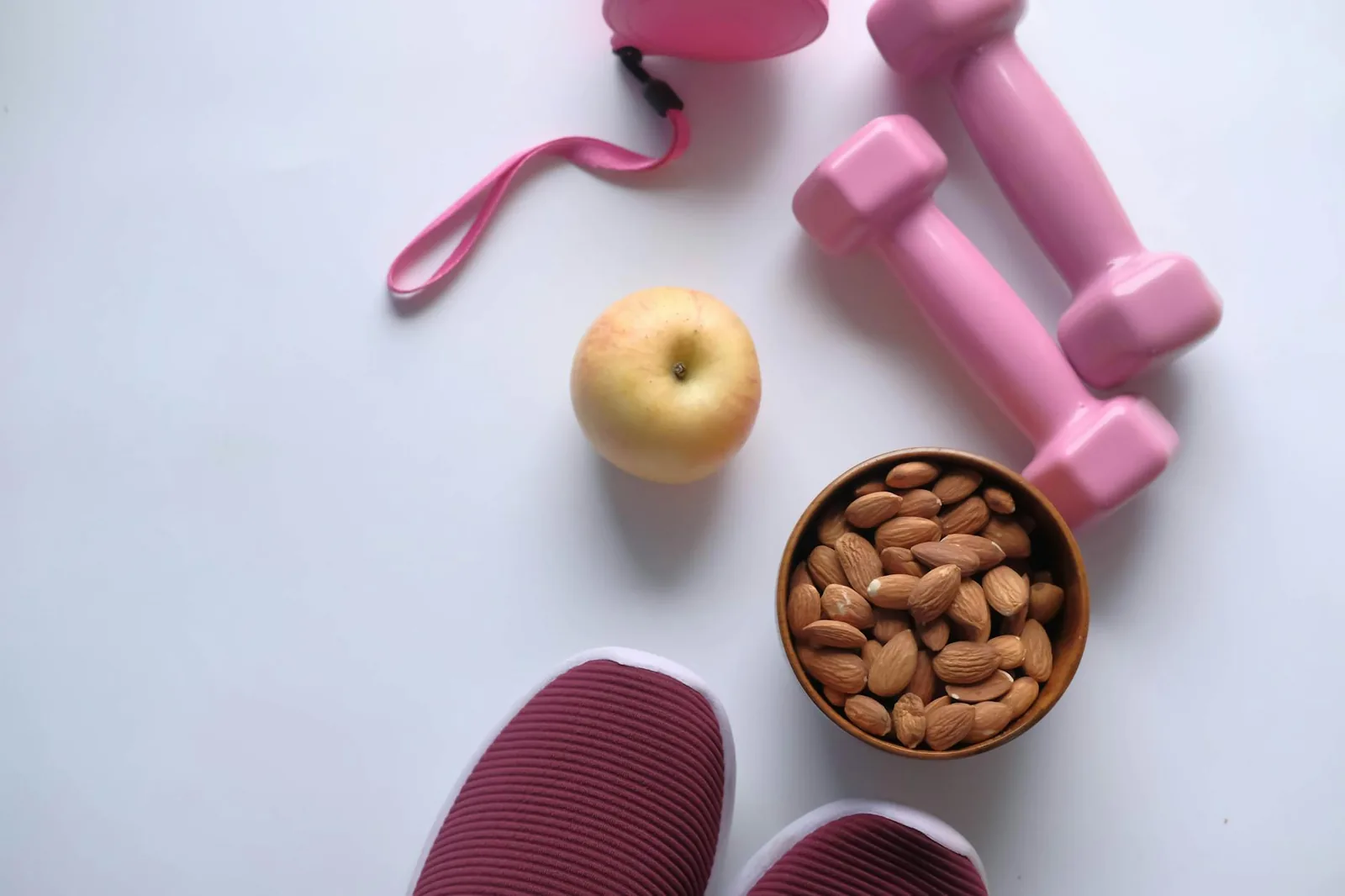 Omena ja käsipainot muistuttavat kevyestä pre workout -välipalasta