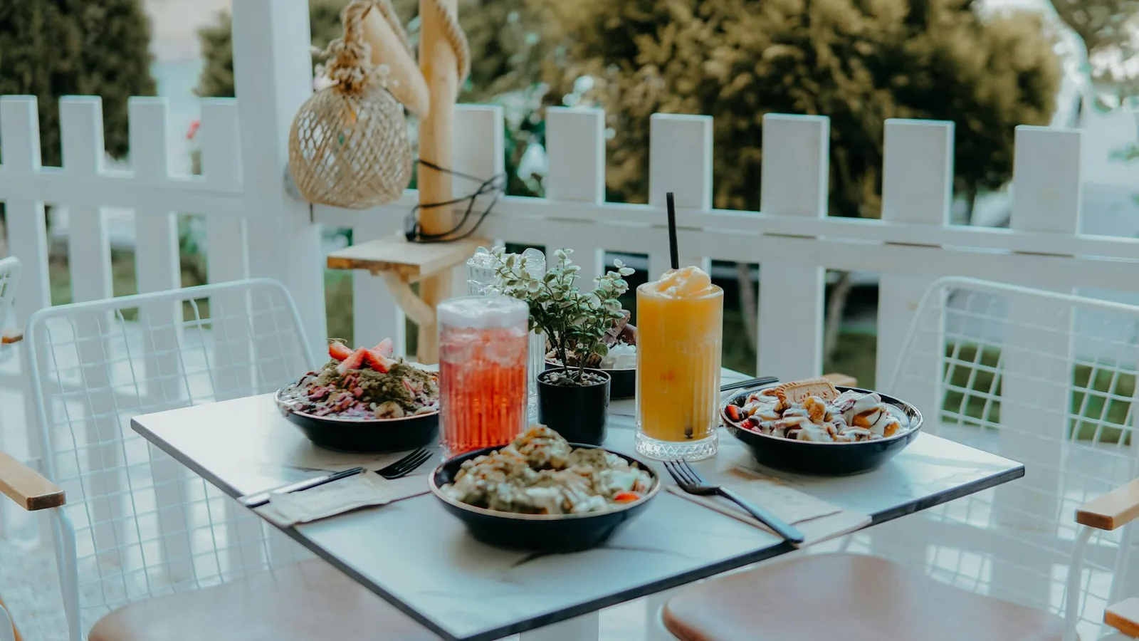 Vappubrunssin voi rakentaa salaateista, juomista ja helpoista jaettavista ruoista ilman että pöytä muuttuu pelkäksi sokerikuormaksi.