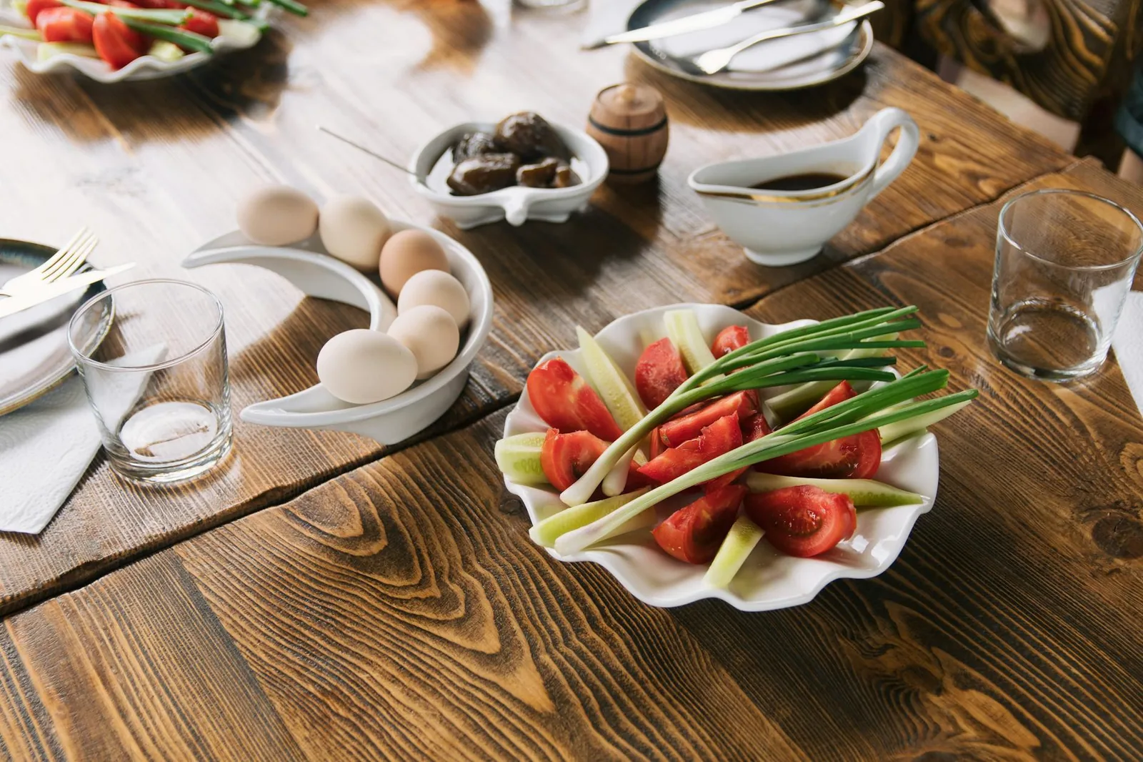 Raikas keväinen kattaus, kasvikset ja värikkäät juomat tekevät brunssista juhlavan ilman että kaiken pitää olla raskasta.