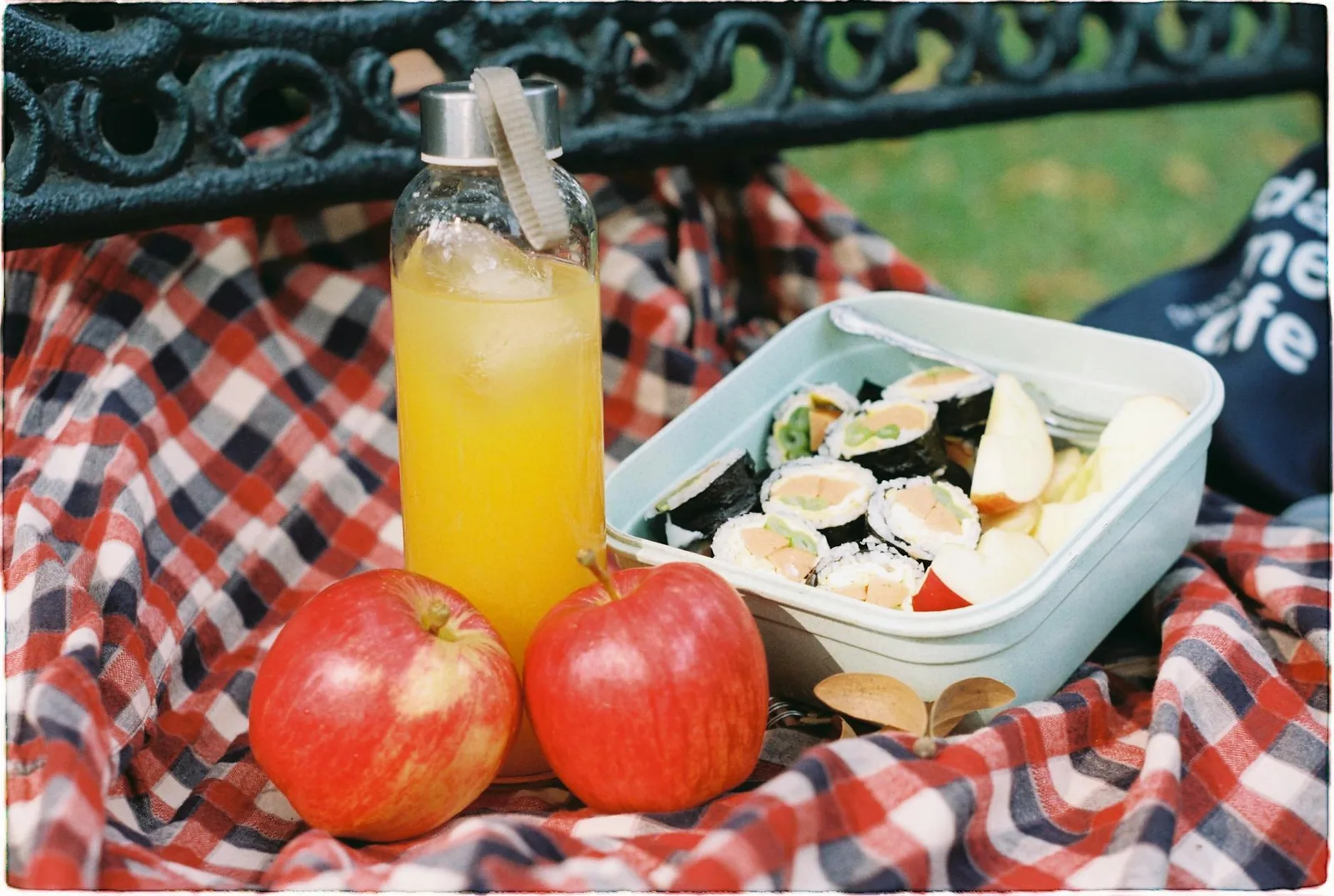 Pakkaa kylmää vaativat ruoat erikseen ja pidä juomat helposti saatavilla. Piknik ei kaipaa ruokamyrkytystä ohjelmanumeroksi.