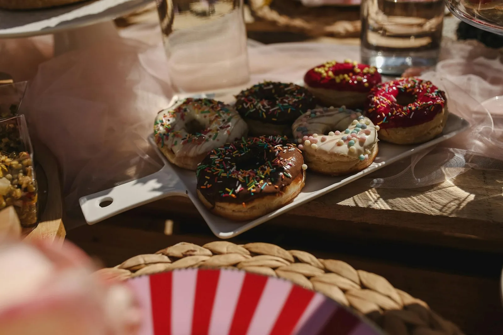 Pienempi munkki kahvin kanssa voi olla täysin järkevä osa vappua, kun muu päivä ei rakennu pelkästä napostelusta.